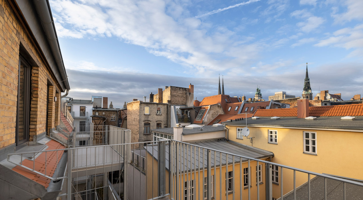 Wundervoller Ausblick vom Balkon über die Innenstadt von Halle (Saale)
